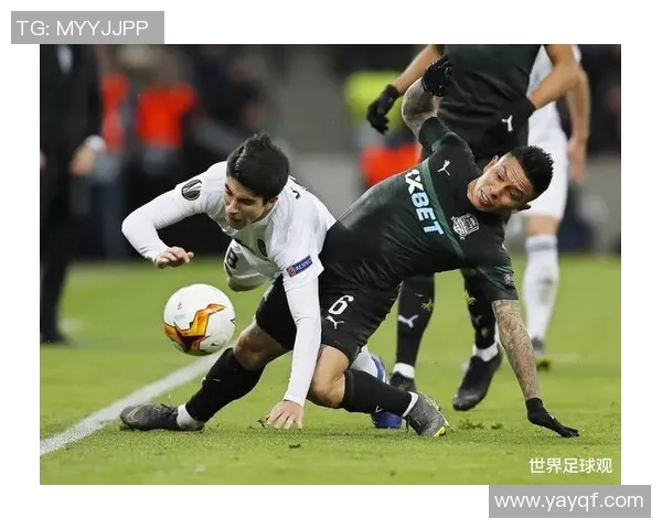 塞尔塔阿斯帕斯在对阵皇马时高举加利西亚旗帜展现团结与斗志